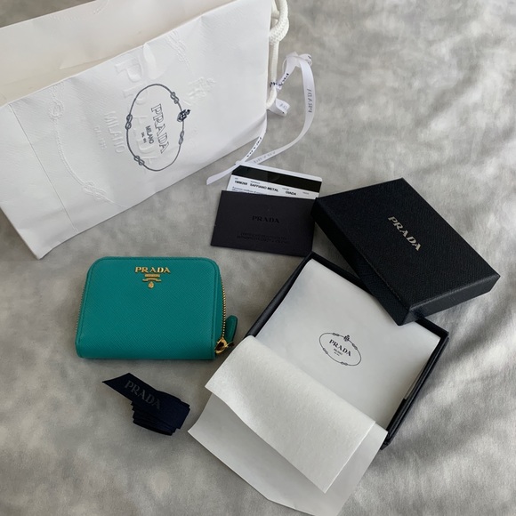 (Sold) Prada Around Wallet - Picture 2 of 6
